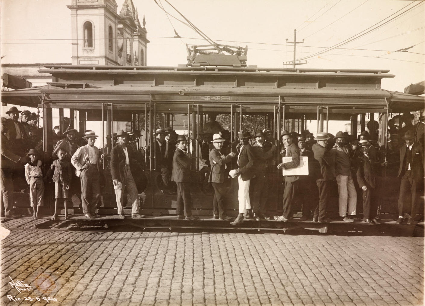 Bonde de linha não identificada, com inscrição lateral de número 449.Bonde de linha não identificada, com inscrição lateral de número 449. Augusto Malta/Acervo Instituto Moreira Salles