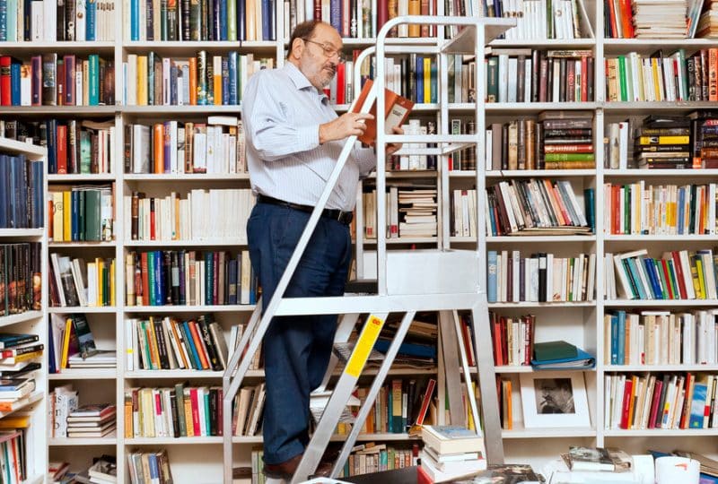 Umberto Eco em sua biblioteca em Milão